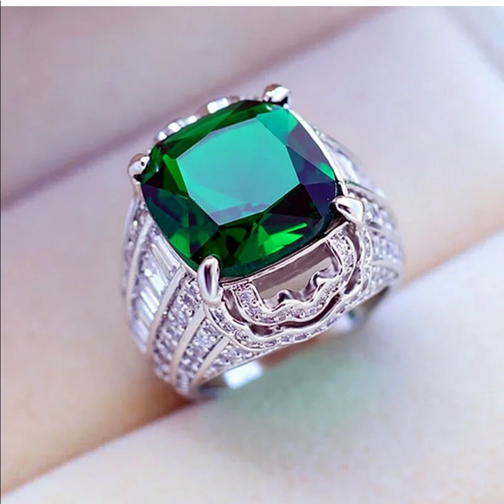Green Emerald Big Luxury Ring - Picture 3 of 4